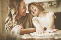 Biscotti di cottura della figlia e della madre immagini stock Biscotti di cottura della figlia e della madre immagini stock