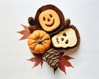 Biscotti divertenti del panino di Halloween e mini zucche fotografie stock Biscotti divertenti del panino di Halloween e mini zucche fotografie stock