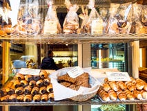 Biscotti e pasticcerie locali tradizionali in negozio fotografia stock libera da diritti Biscotti e pasticcerie locali tradizionali in negozio fotografia stock libera da diritti
