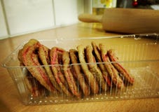 Biscotti impilati del pan di zenzero in un vassoio di plastica del biscotto fotografia stock libera da diritti Biscotti impilati del pan di zenzero in un vassoio di plastica del biscotto fotografia stock libera da diritti