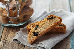 Biscotti ou cantucci com as passas na tabela rústica de madeira, biscoito italiano tradicional fotografia de stock Biscotti ou cantucci com as passas na tabela rústica de madeira, biscoito italiano tradicional fotografia de stock