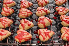Biscotti sotto forma dei cuori con glassa rossa fotografia stock libera da diritti Biscotti sotto forma dei cuori con glassa rossa fotografia stock libera da diritti