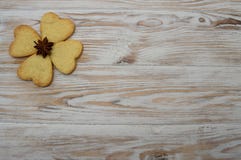 Biscuit des vacances en bois de St Patrick St Valentine de coeurs de trèfle de feuille de fond photographie stock libre de droits Biscuit des vacances en bois de St Patrick St Valentine de coeurs de trèfle de feuille de fond photographie stock libre de droits