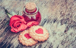 Biscuits avec les coeurs et l'élixir d'amour Jour du `s de Valentine Placez pour des amants Poison doux Philtre dans la bouteille photographie stock Biscuits avec les coeurs et l'élixir d'amour Jour du `s de Valentine Placez pour des amants Poison doux Philtre dans la bouteille photographie stock