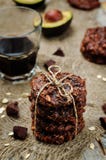 Biscuits de chocolat d'avoine de beurre d'anarcadier d'avocat de Vegan photos stock Biscuits de chocolat d'avoine de beurre d'anarcadier d'avocat de Vegan photos stock