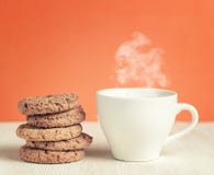 Biscuits de farine d'avoine et tasse de café sur la table en bois photographie stock libre de droits Biscuits de farine d'avoine et tasse de café sur la table en bois photographie stock libre de droits