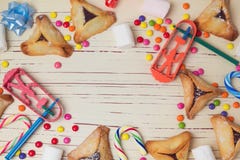 Biscuits de Hamantaschen et fond de sucrerie Vue de ci-avant illustration stock Biscuits de Hamantaschen et fond de sucrerie Vue de ci-avant illustration stock