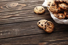 Biscuits de puces de chocolat sur un fond en bois photographie stock libre de droits Biscuits de puces de chocolat sur un fond en bois photographie stock libre de droits