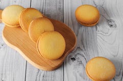 Biscuits délicieux avec la banane remplissant sur une vieille table en bois Dessert doux Photo stock Biscuits délicieux avec la banane remplissant sur une vieille table en bois Dessert doux Photo stock