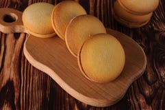 Biscuits délicieux avec la banane remplissant sur une vieille table en bois Dessert doux Photographie stock Biscuits délicieux avec la banane remplissant sur une vieille table en bois Dessert doux Photographie stock