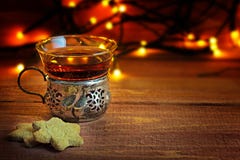 Biscuits et thé de Noël dans une tasse de vintage d'argenté et de verre o photo stock Biscuits et thé de Noël dans une tasse de vintage d'argenté et de verre o photo stock