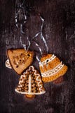 Biscuits faits maison de cloches de pain d'épice de Noël sur le tabl en bois foncé images stock Biscuits faits maison de cloches de pain d'épice de Noël sur le tabl en bois foncé images stock