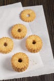 Biscuits sablés sur le papier pour la cuisson image libre de droits Biscuits sablés sur le papier pour la cuisson image libre de droits