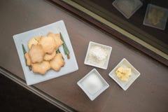 Biscuits savoureux pour le thé d'après-midi - biscuits sablés écossais faits maison traditionnels faits avec du beurre, la farine images stock Biscuits savoureux pour le thé d'après-midi - biscuits sablés écossais faits maison traditionnels faits avec du beurre, la farine images stock