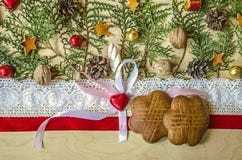 Biscuits sur une bordure rouge de ruban et de dentelle, le coeur de chocolat avec un arc et les brins du thuja Photos stock Biscuits sur une bordure rouge de ruban et de dentelle, le coeur de chocolat avec un arc et les brins du thuja Photos stock