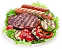Bistecca arrostita, salsiccie e verdure. fotografie stock Bistecca arrostita, salsiccie e verdure. fotografie stock