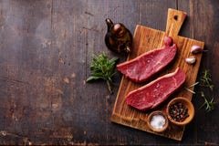 Bistecca e condimento crudi di Striploin della carne fresca immagini stock Bistecca e condimento crudi di Striploin della carne fresca immagini stock