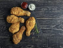 Bistecca sul bordo con le erbe, patate fritte, spezie su una superficie nera fotografia stock Bistecca sul bordo con le erbe, patate fritte, spezie su una superficie nera fotografia stock