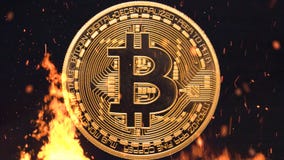 Bitcoin - crypto νομισμάτων BTC κομματιών κάψιμο χρημάτων νομίσματος στοκ φωτογραφία Bitcoin - crypto νομισμάτων BTC κομματιών κάψιμο χρημάτων νομίσματος στοκ φωτογραφία