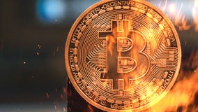 Bitcoin - crypto νομισμάτων BTC κομματιών κάψιμο χρημάτων νομίσματος στοκ εικόνες με δικαίωμα ελεύθερης χρήσης Bitcoin - crypto νομισμάτων BTC κομματιών κάψιμο χρημάτων νομίσματος στοκ εικόνες με δικαίωμα ελεύθερης χρήσης