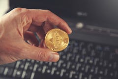 Bitcoin della mano dell'uomo con la tastiera immagine stock Bitcoin della mano dell'uomo con la tastiera immagine stock
