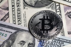 Bitcoin digitaal crypto muntconcept door zilveren phisical glanzend stock fotografie Bitcoin digitaal crypto muntconcept door zilveren phisical glanzend stock fotografie