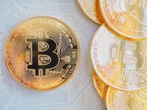 Bitcoin dorato sulla scheda madre del circuito o del computer con il concetto di tecnologia fotografia stock libera da diritti Bitcoin dorato sulla scheda madre del circuito o del computer con il concetto di tecnologia fotografia stock libera da diritti