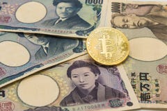 Bitcoin dourado na pilha de muitos datilografa o fundo das cédulas de japão fotos de stock royalty free Bitcoin dourado na pilha de muitos datilografa o fundo das cédulas de japão fotos de stock royalty free