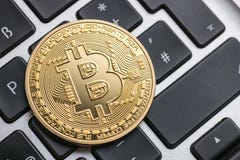 Bitcoin - el cryptocurrency de Digitaces foto de archivo libre de regalías Bitcoin - el cryptocurrency de Digitaces foto de archivo libre de regalías