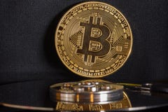 Bitcoin en disco duro fotos de archivo Bitcoin en disco duro fotos de archivo