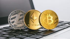 Bitcoin Ethereum, Litecoin Digital cryptocurrencys på en noteboo arkivfoton Bitcoin Ethereum, Litecoin Digital cryptocurrencys på en noteboo arkivfoton