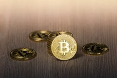 Bitcoin gouden muntstukken op een houten lijst royalty-vrije stock foto Bitcoin gouden muntstukken op een houten lijst royalty-vrije stock foto