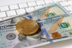 Bitcoin guld- mynt och dollarbakgrund arkivfoto Bitcoin guld- mynt och dollarbakgrund arkivfoto