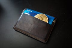 Bitcoin moneta w portflu zdjęcie stock Bitcoin moneta w portflu zdjęcie stock