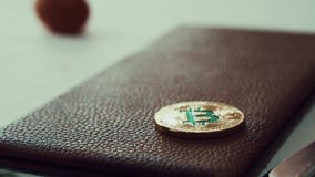 Bitcoin tombant et décollant Bitcoin tombant et décollant