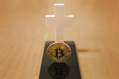 Bitcoin z smartphone i bielu krzyżem zdjęcie royalty free Bitcoin z smartphone i bielu krzyżem zdjęcie royalty free