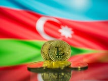 Bitcoin złocista moneta i defocused flaga Azerbejdżan tło Wirtualny cryptocurrency pojęcie zdjęcia royalty free Bitcoin złocista moneta i defocused flaga Azerbejdżan tło Wirtualny cryptocurrency pojęcie zdjęcia royalty free