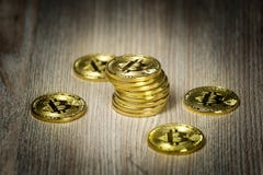 Bitcoin złociste monety na drewnianym stole zdjęcie stock Bitcoin złociste monety na drewnianym stole zdjęcie stock