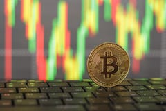 Bitcoin золота и конец-вверх клавиатуры на запачканной предпосылке стоковая фотография rf Bitcoin золота и конец-вверх клавиатуры на запачканной предпосылке стоковая фотография rf