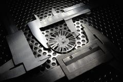 Bitcoin измерило с крумциркулем на предпосылке металла Концепция международного виртуального cryptocurrency Стоковое Изображение RF Bitcoin измерило с крумциркулем на предпосылке металла Концепция международного виртуального cryptocurrency Стоковое Изображение RF