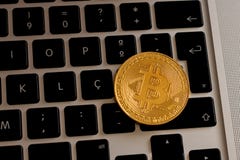 Bitcoin над клавиатурой ` s компьтер-книжки стоковое изображение Bitcoin над клавиатурой ` s компьтер-книжки стоковое изображение