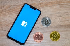 Bitcoinmuntstuk met het Facebook-embleem op het smartphonescherm royalty-vrije stock afbeeldingen Bitcoinmuntstuk met het Facebook-embleem op het smartphonescherm royalty-vrije stock afbeeldingen