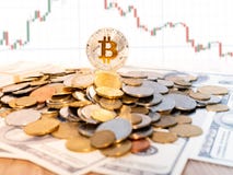 Bitcoins i Nowy Wirtualny pieniądze pojęcie Złociści bitcoins z świeczka kija wykresu mapą i cyfrowym tłem Złota moneta z ikoną l zdjęcie royalty free Bitcoins i Nowy Wirtualny pieniądze pojęcie Złociści bitcoins z świeczka kija wykresu mapą i cyfrowym tłem Złota moneta z ikoną l zdjęcie royalty free