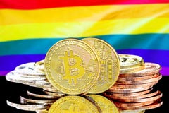 Bitcoins no fundo alegre da bandeira de LGBT fotografia de stock Bitcoins no fundo alegre da bandeira de LGBT fotografia de stock