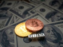 Bitcoins, новая виртуальная концепция денег Bitcoins золота с риском имени и долларами предпосылки ` Золотые монетки с письмом b стоковое фото Bitcoins, новая виртуальная концепция денег Bitcoins золота с риском имени и долларами предпосылки ` Золотые монетки с письмом b стоковое фото