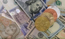 Bitcoins с банкнотами США и великобританскими банкнотами, 20 фунта стерлинга, примечаний 10 фунтов стерлинга золотое bitcoin, сер стоковое изображение Bitcoins с банкнотами США и великобританскими банкнотами, 20 фунта стерлинга, примечаний 10 фунтов стерлинга золотое bitcoin, сер стоковое изображение