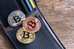 Bitcoins установило в кожаный бумажник на деревянном столе фактически стоковые фотографии rf Bitcoins установило в кожаный бумажник на деревянном столе фактически стоковые фотографии rf