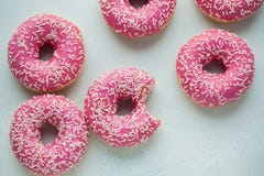 biten munk Söt florsockermat Färgrikt mellanmål för efterrätt Glasade stänk Fest från den läckra kakan för bakelsefrukostbageri royaltyfria bilder biten munk Söt florsockermat Färgrikt mellanmål för efterrätt Glasade stänk Fest från den läckra kakan för bakelsefrukostbageri royaltyfria bilder