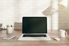 Biurko z pustym laptopu pokazem ilustracji Biurko z pustym laptopu pokazem ilustracji