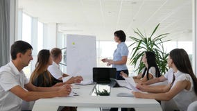 Biurowi ludzie dyskutuje rozkładu rozwój biznesu na Whiteboard w nowożytnej sala posiedzeń zbiory wideo Biurowi ludzie dyskutuje rozkładu rozwój biznesu na Whiteboard w nowożytnej sala posiedzeń zbiory wideo